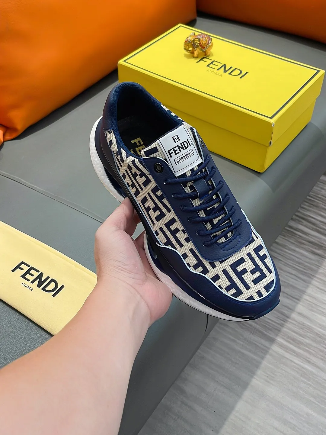 Men's shoes FENDI "Fendi" P440 Regular size: 38-44 (casual shoes) Product materials: Selected cowhide upper, soft sheepskin lining; original outsole.